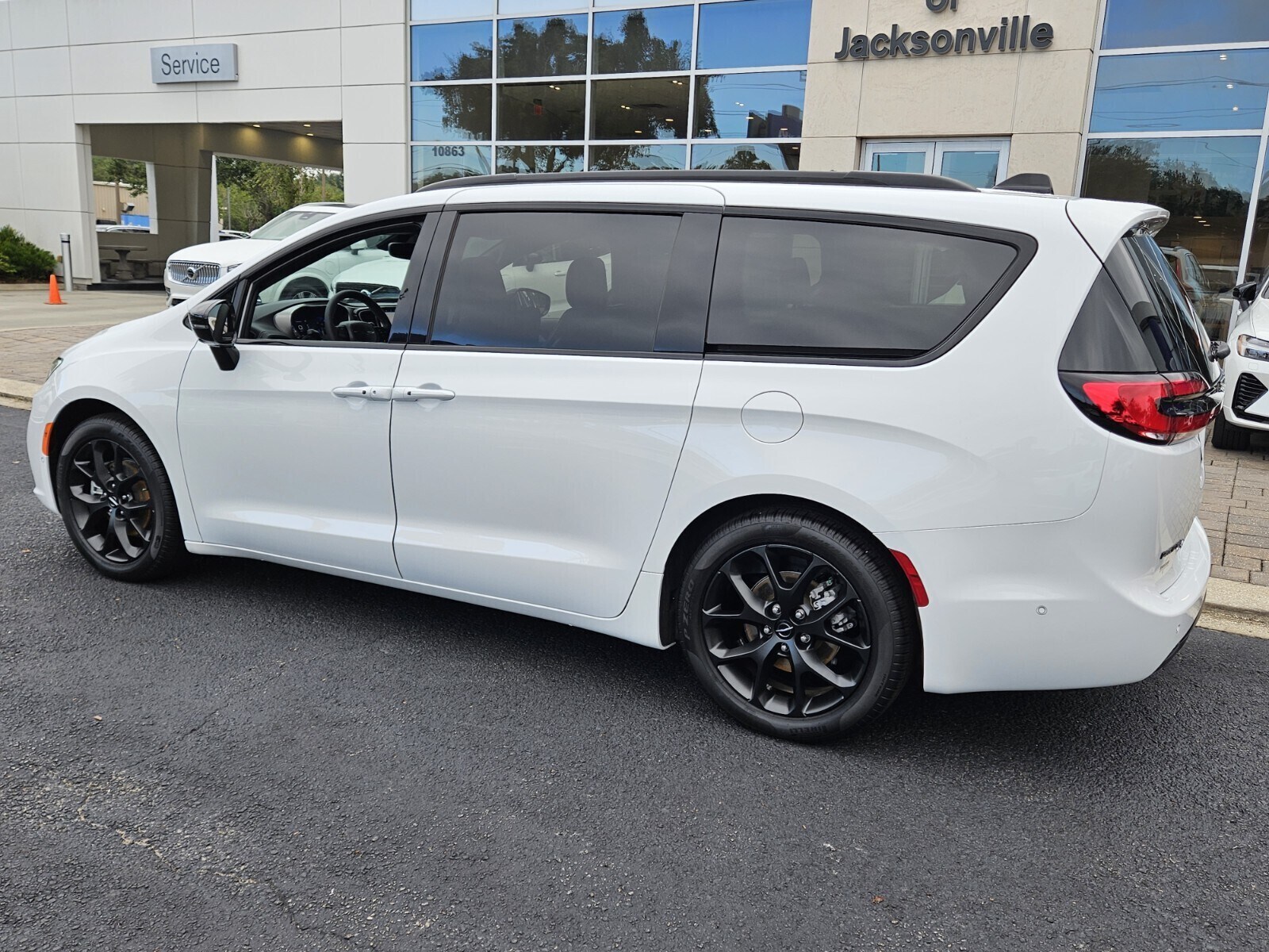 2024 Chrysler Pacifica Limited photo 2