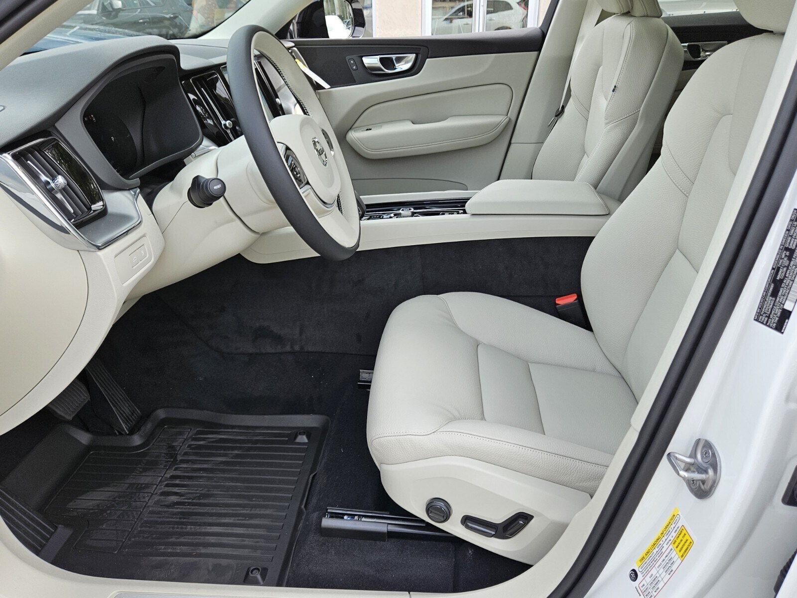 2025 Volvo XC60 Hybrid T8 Core photo 2