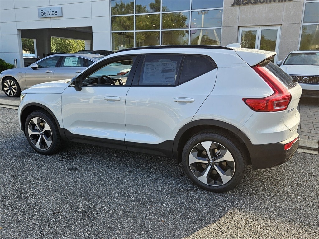 New 2025 Volvo XC40 B5 Plus Dark Theme SUV