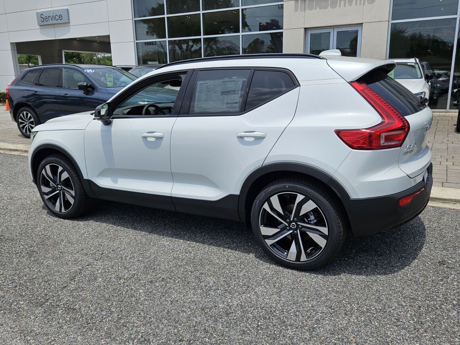 2025 Volvo XC40 Plus photo 4