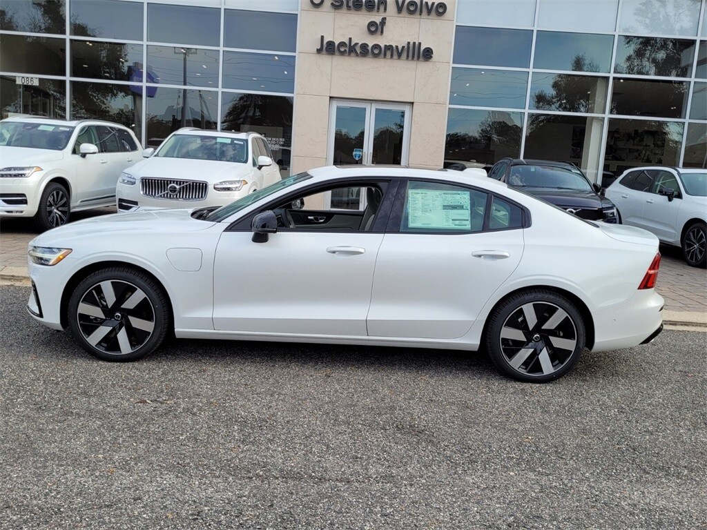 2024 Volvo S60 T8 Plus photo 3