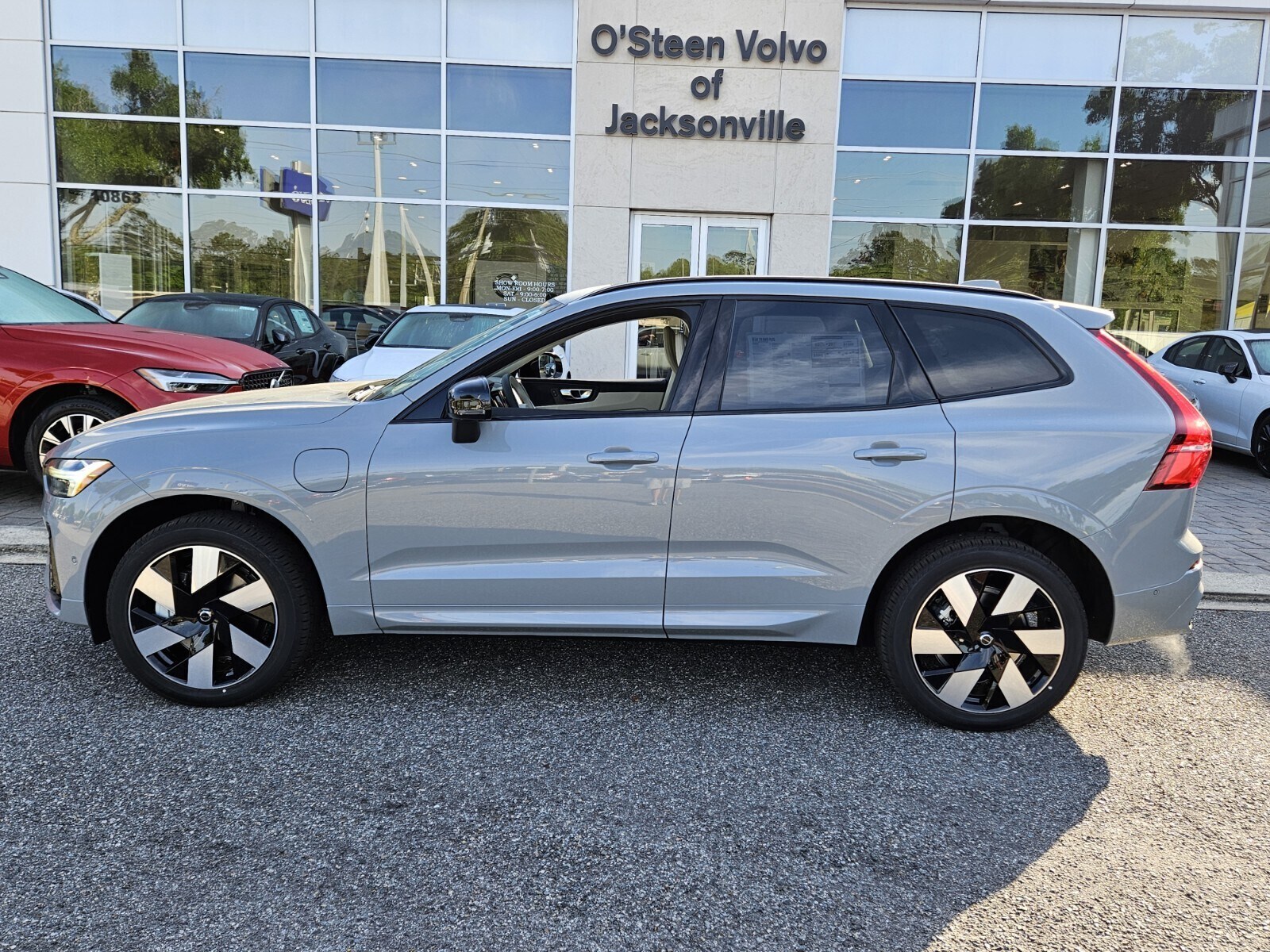 2025 Volvo XC60 T8 Plus photo 3