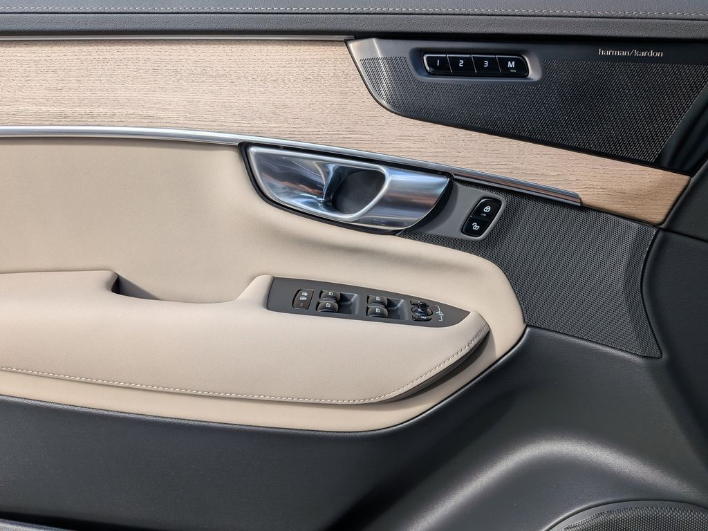 2026 Volvo XC90 Plus - Photo 30