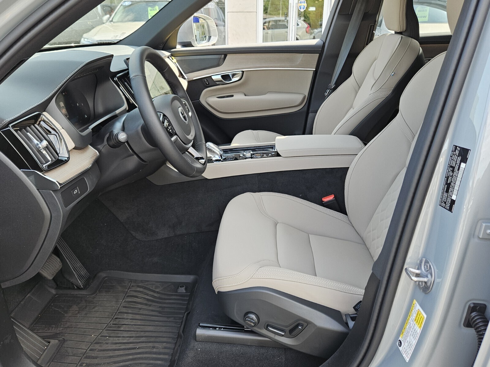 2025 Volvo XC90 B5 Plus photo 2