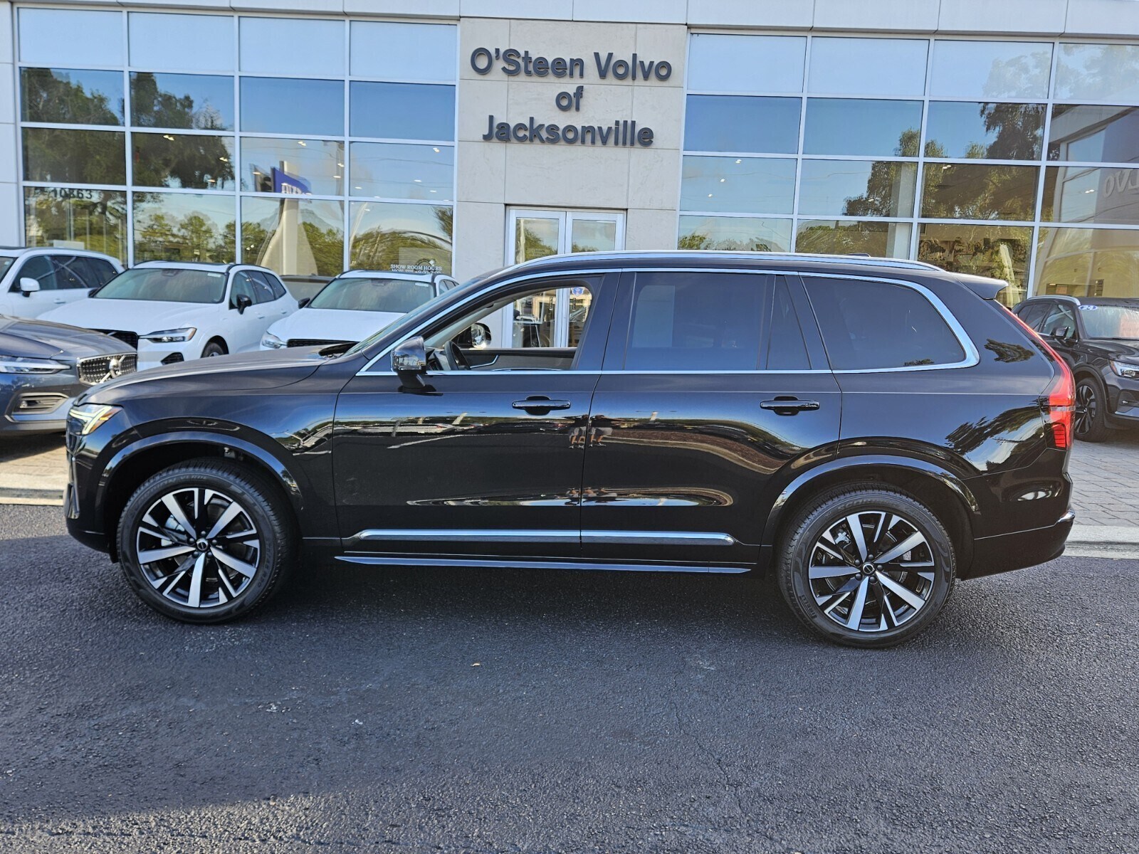 2025 Volvo XC90 Core photo 2