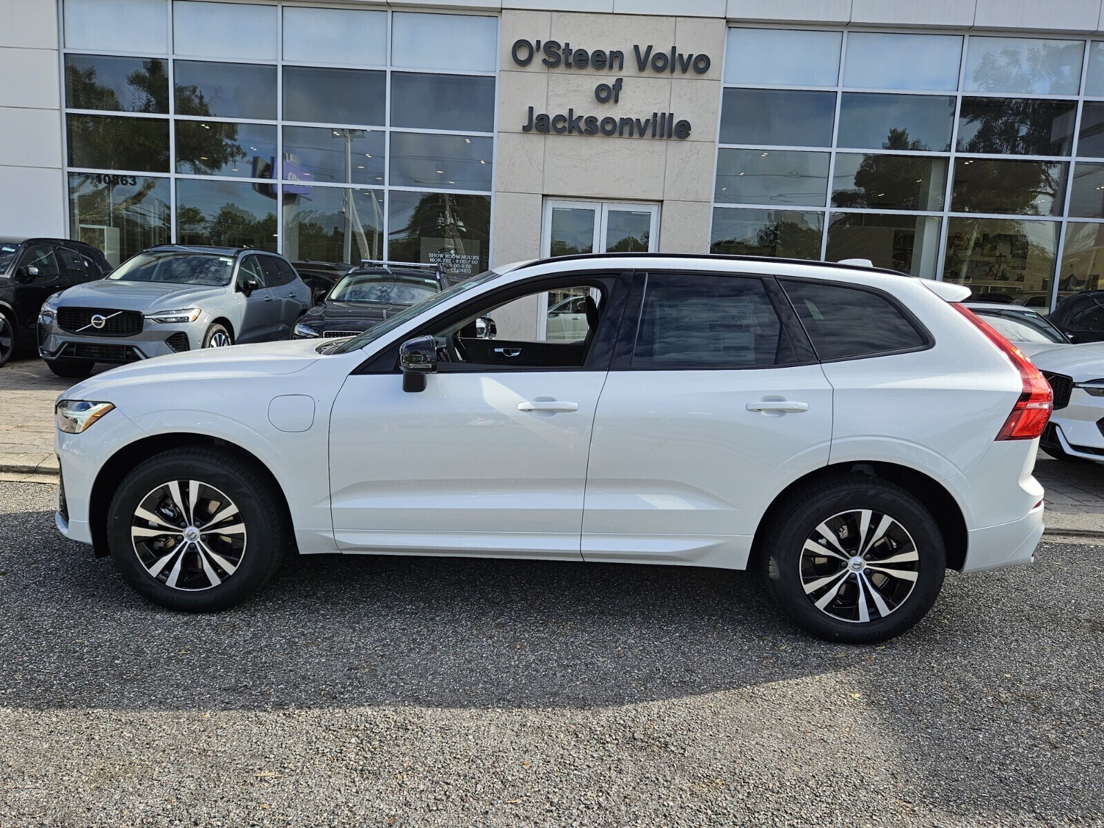 2025 Volvo XC60 Hybrid T8 Core photo 3