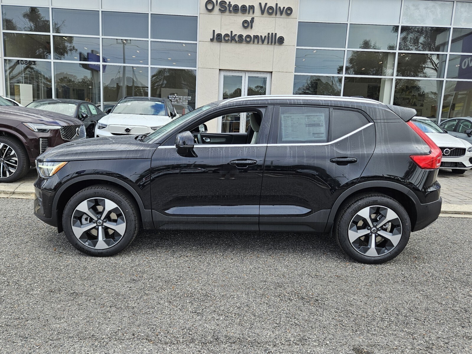 2025 Volvo XC40 Plus photo 3