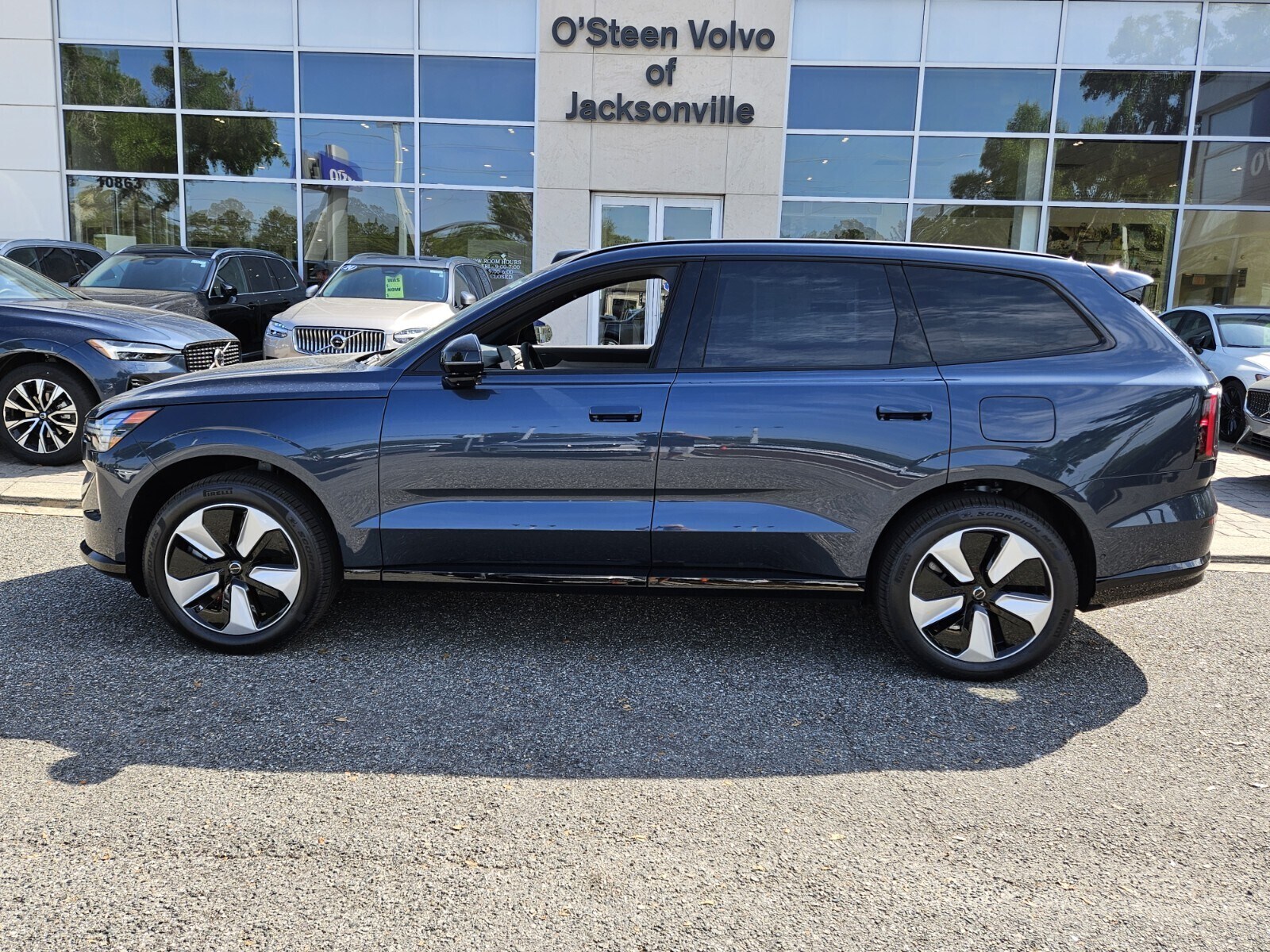 2025 Volvo EX90 Twin Motor Plus photo 2