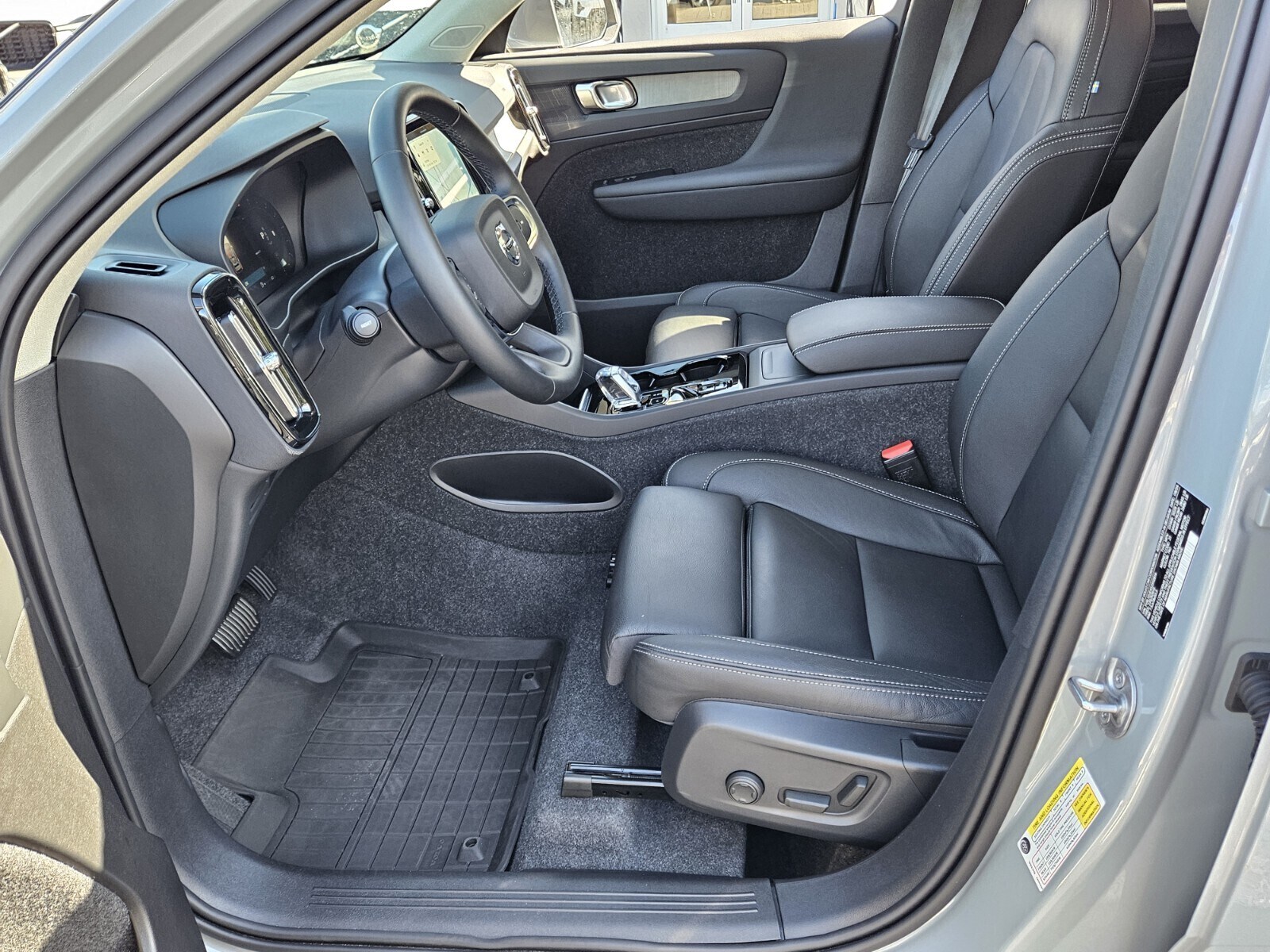 2025 Volvo XC40 Plus photo 3