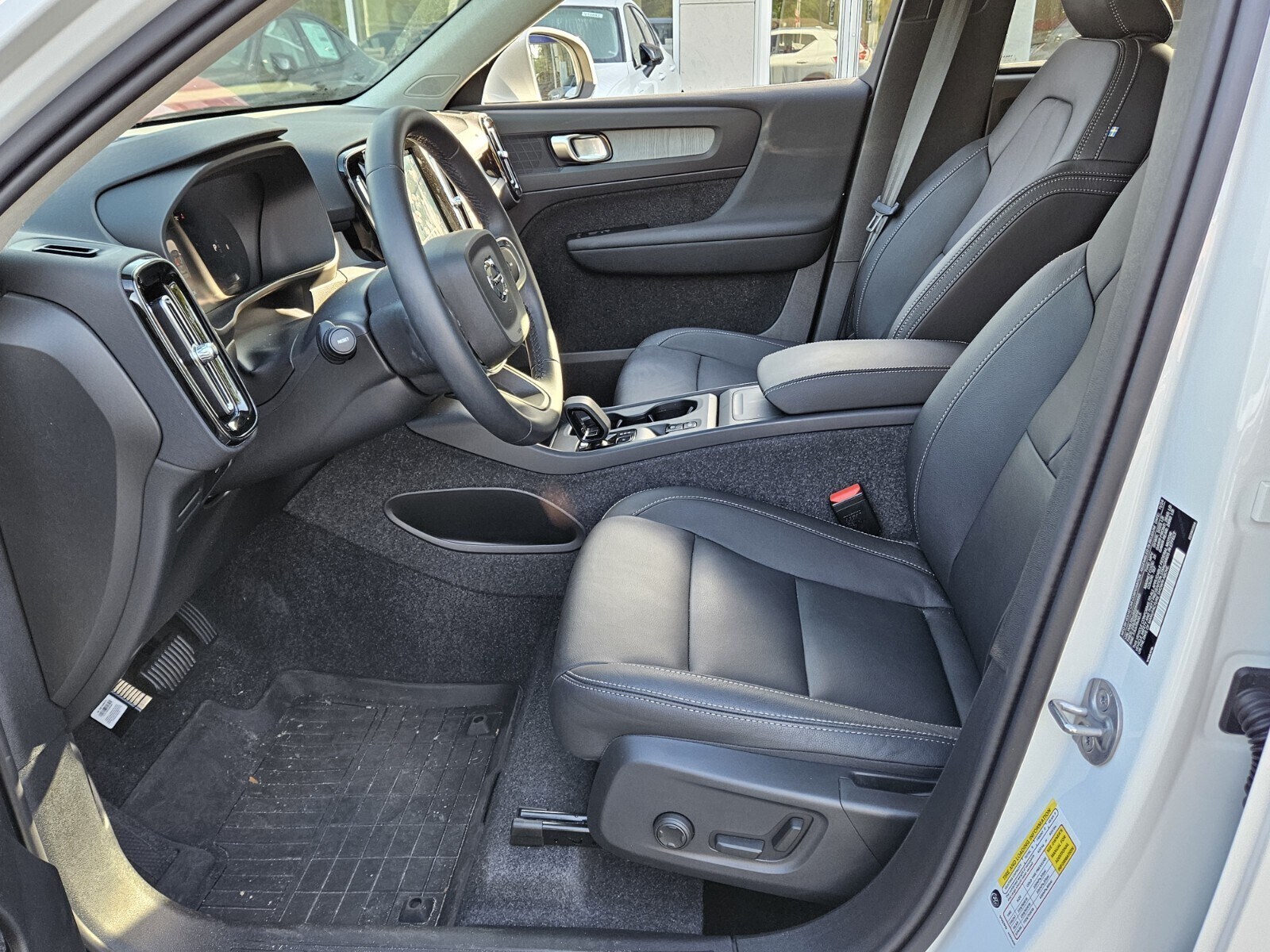 2025 Volvo XC40 Core photo 2