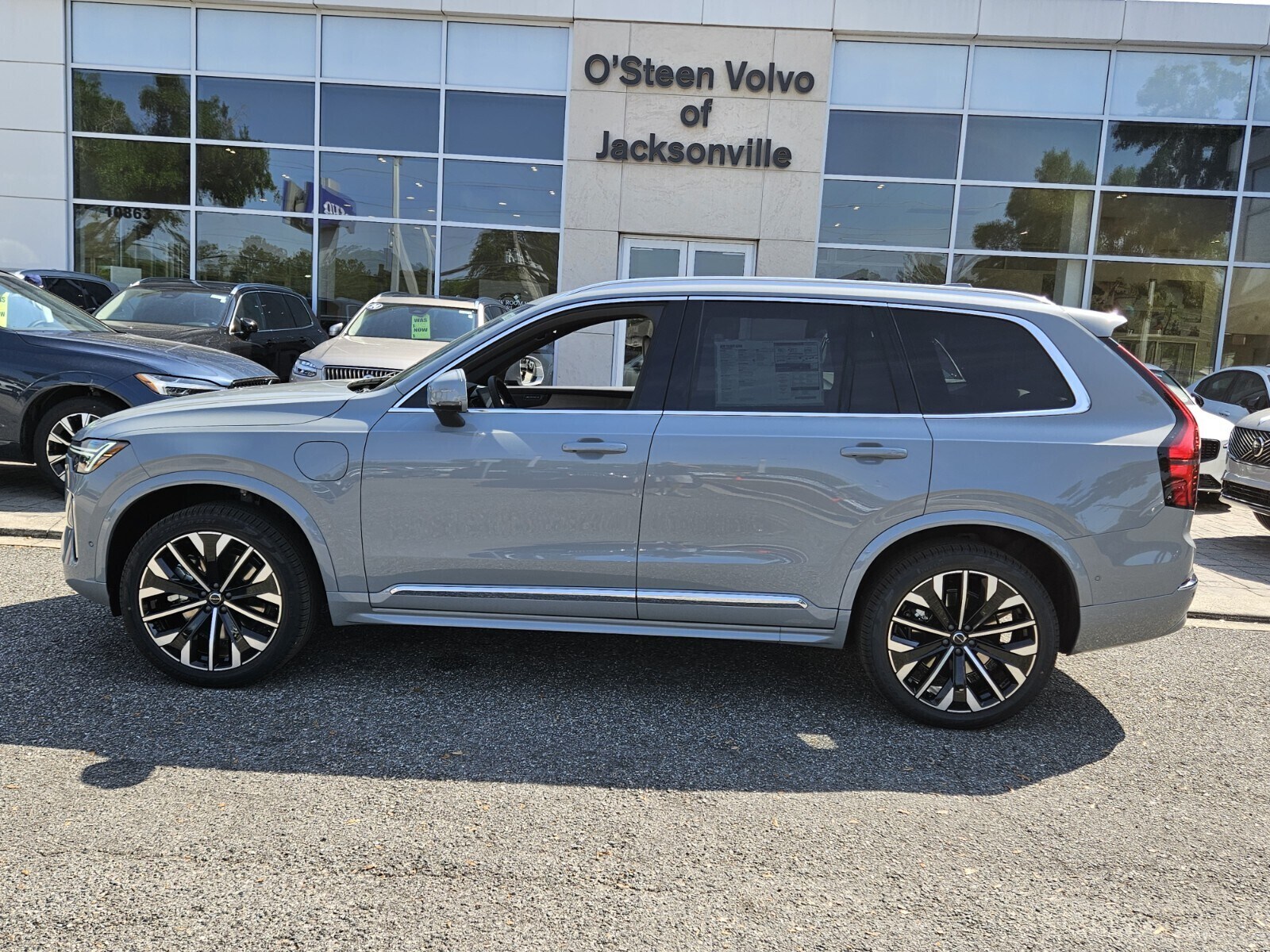 2025 Volvo XC90 T8 photo 3