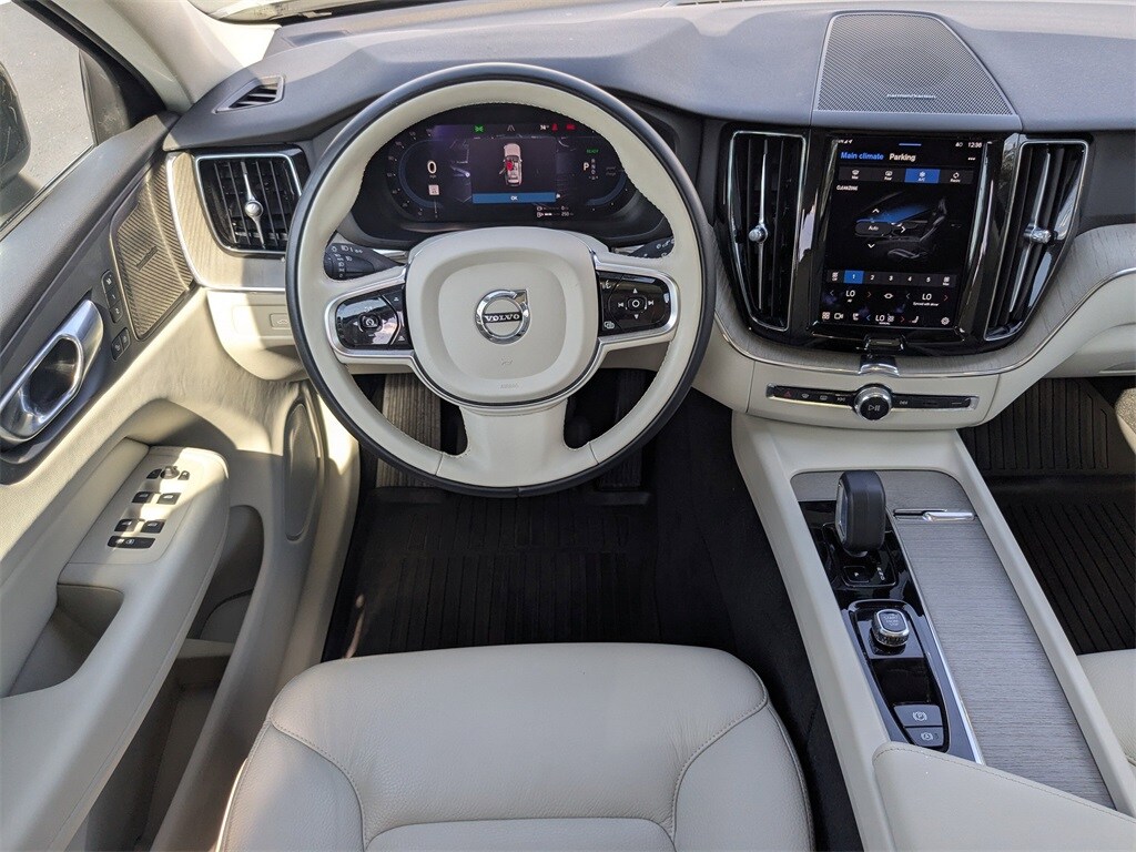 2023 Volvo XC60 Recharge Hybrid Plus photo 2