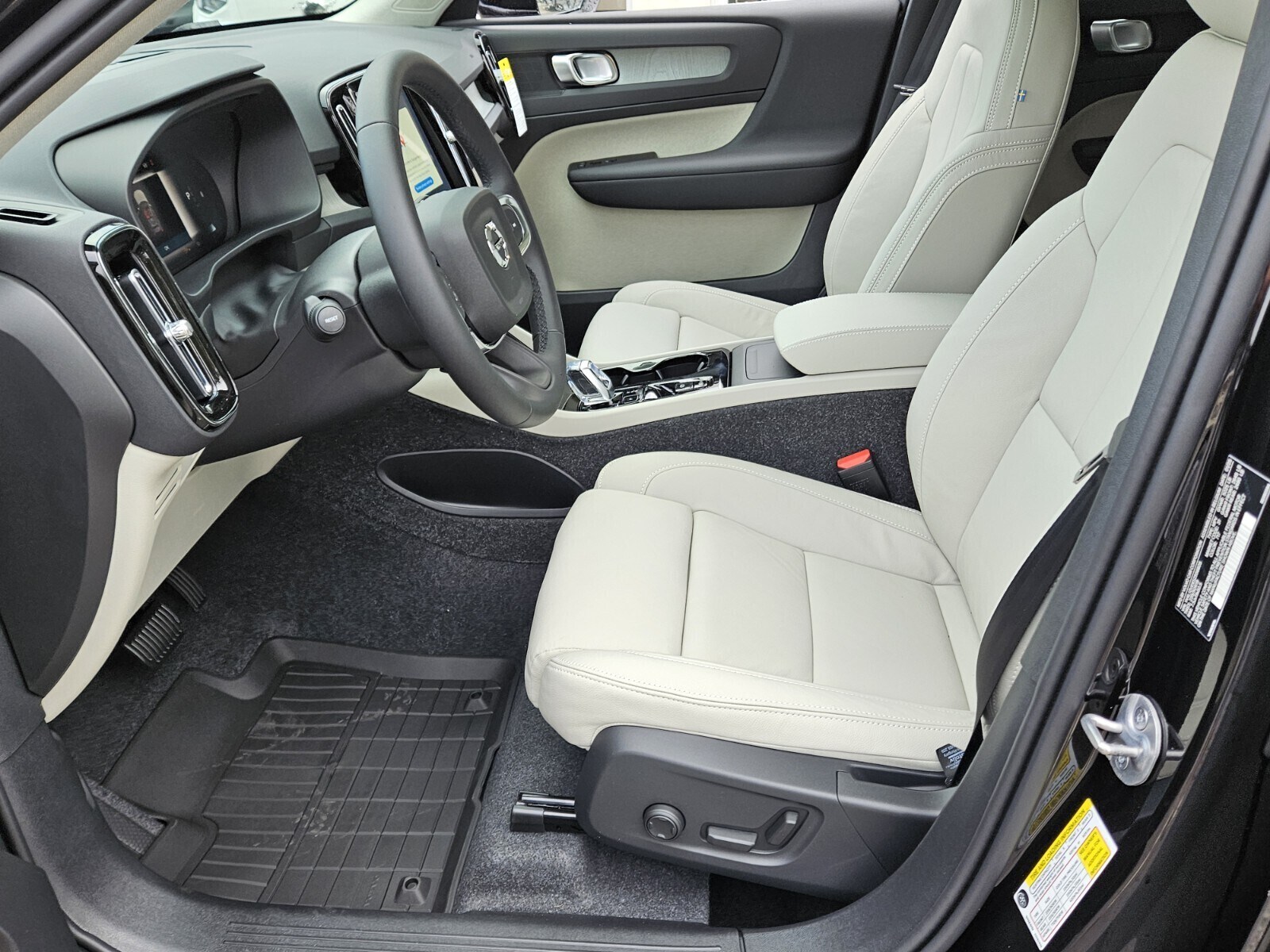 2025 Volvo XC40 Plus photo 2