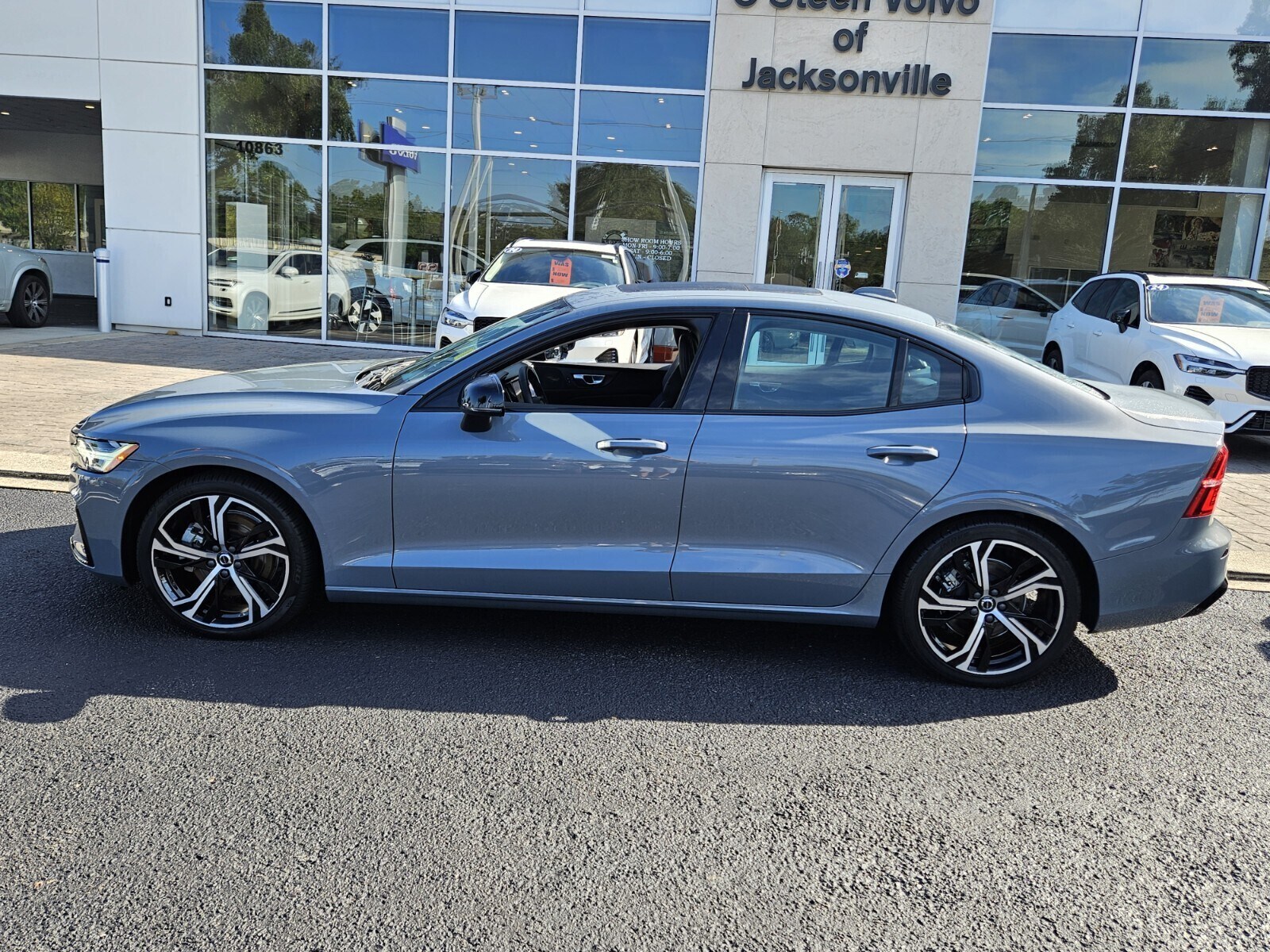 2024 Volvo S60 B5 Core photo 4