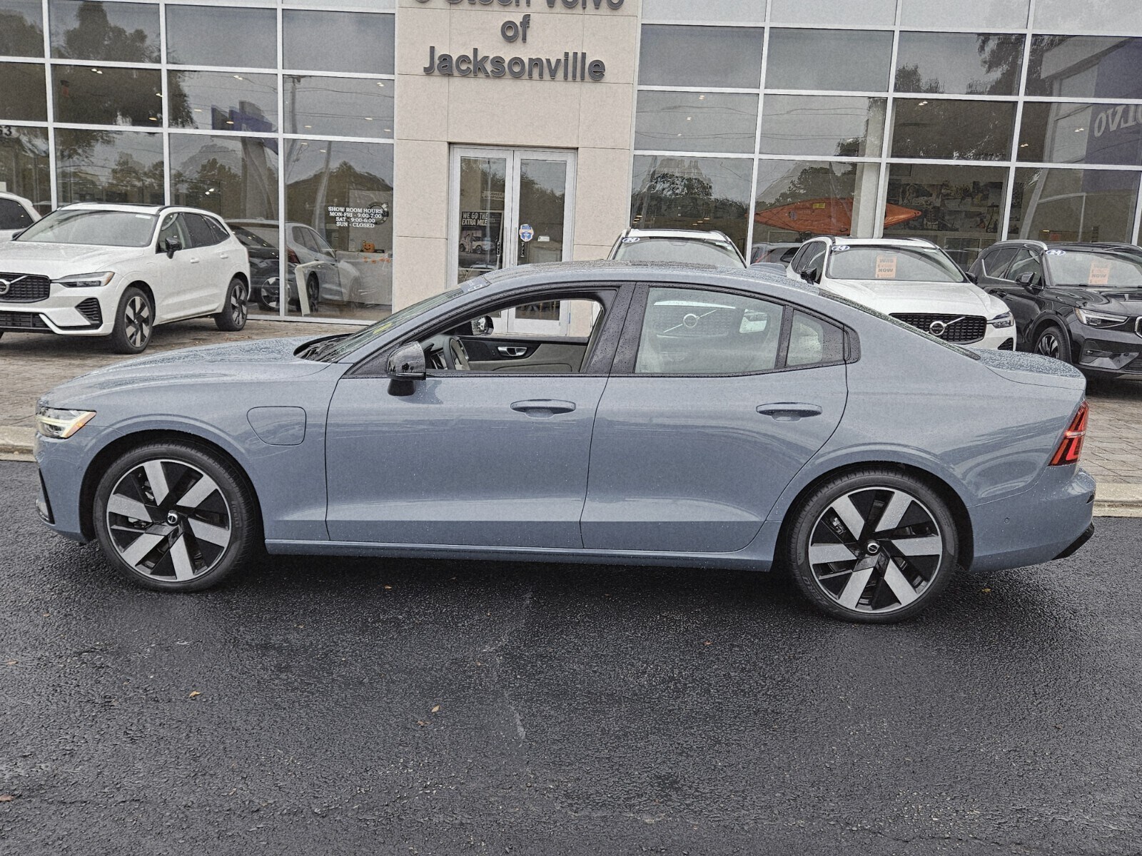 2024 Volvo S60 Recharge T8 Plus photo 2