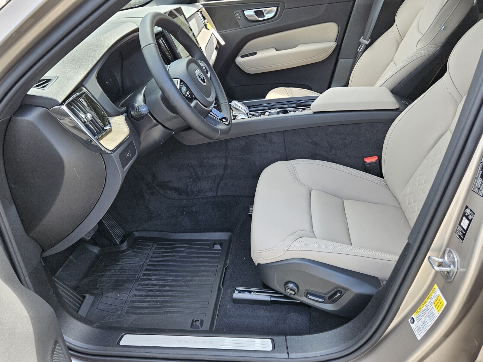 2026 Volvo XC60 B5 Plus photo 2