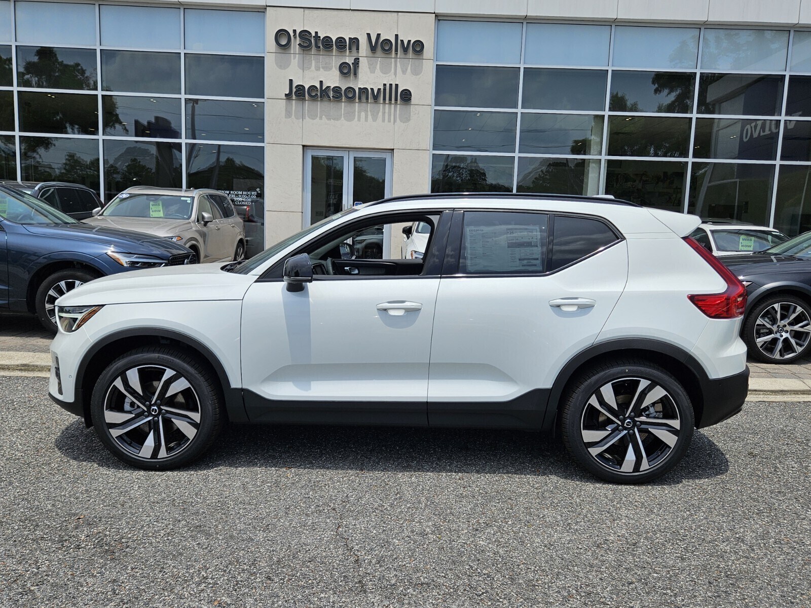 2025 Volvo XC40 Plus photo 3