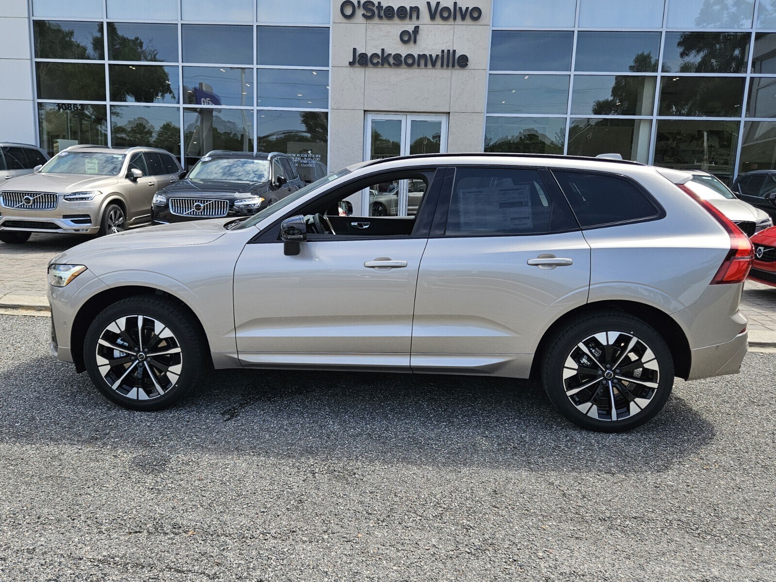 2026 Volvo XC60 B5 Plus photo 3