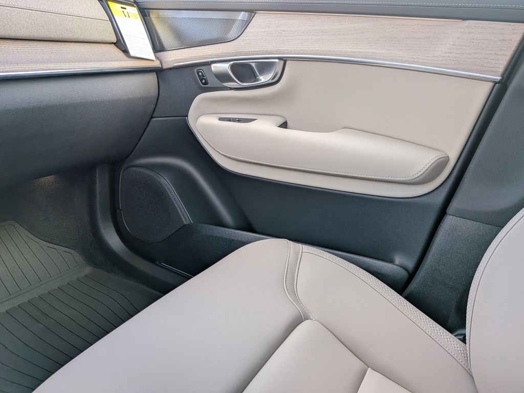 2026 Volvo XC90 Plus - Photo 7