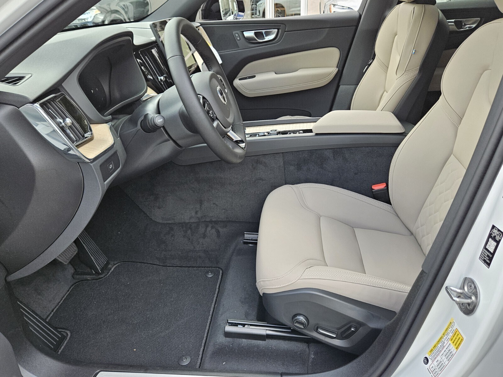 2026 Volvo XC60 B5 Core photo 2