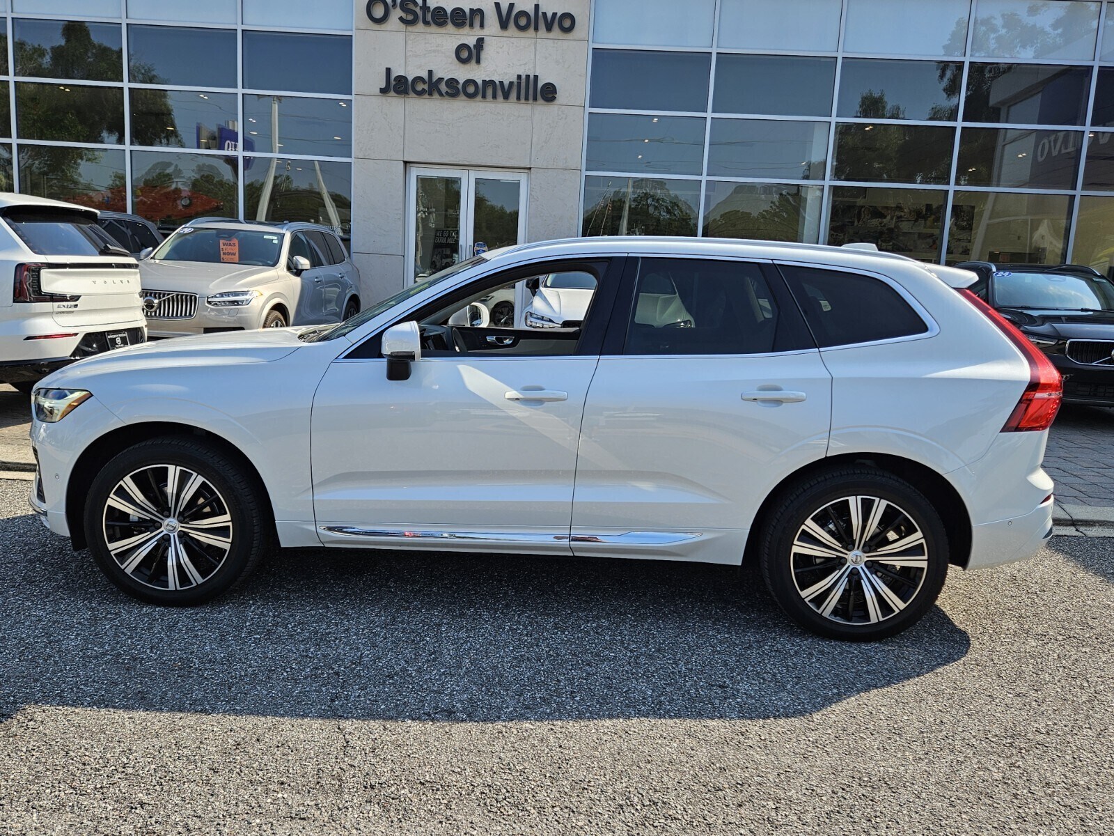 2023 Volvo XC60 B5 Ultimate photo 3