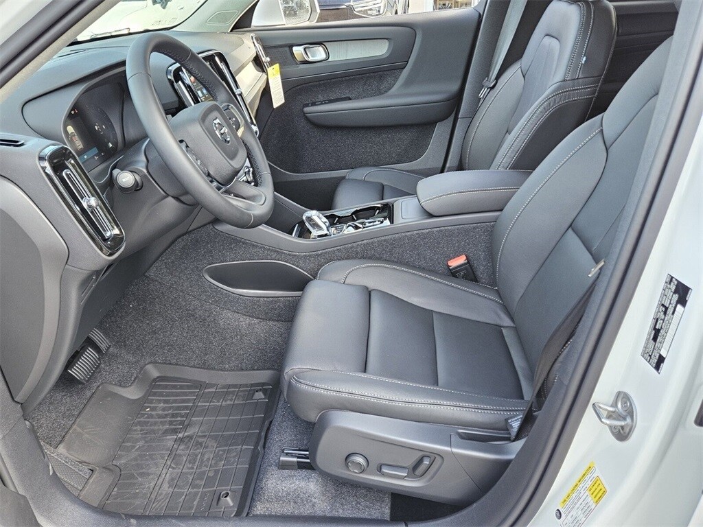 New 2025 Volvo XC40 B5 Plus Bright Theme SUV