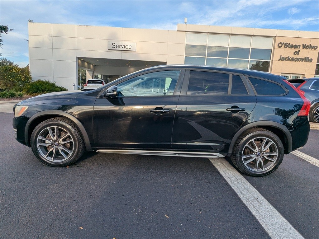2017 Volvo V60 Cross Country T5 AWD photo 2