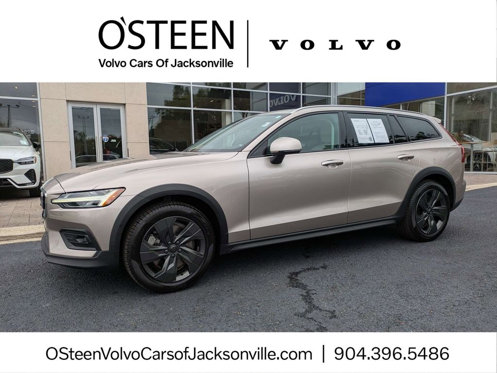 2023 Volvo V60 Cross Country B5 Plus AWD's photo