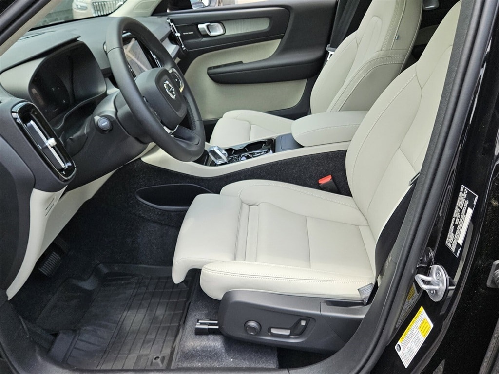 New 2025 Volvo XC40 B5 Ultra Dark Theme SUV