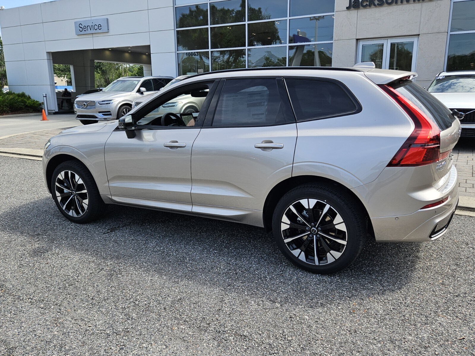 2026 Volvo XC60 B5 Plus photo 4
