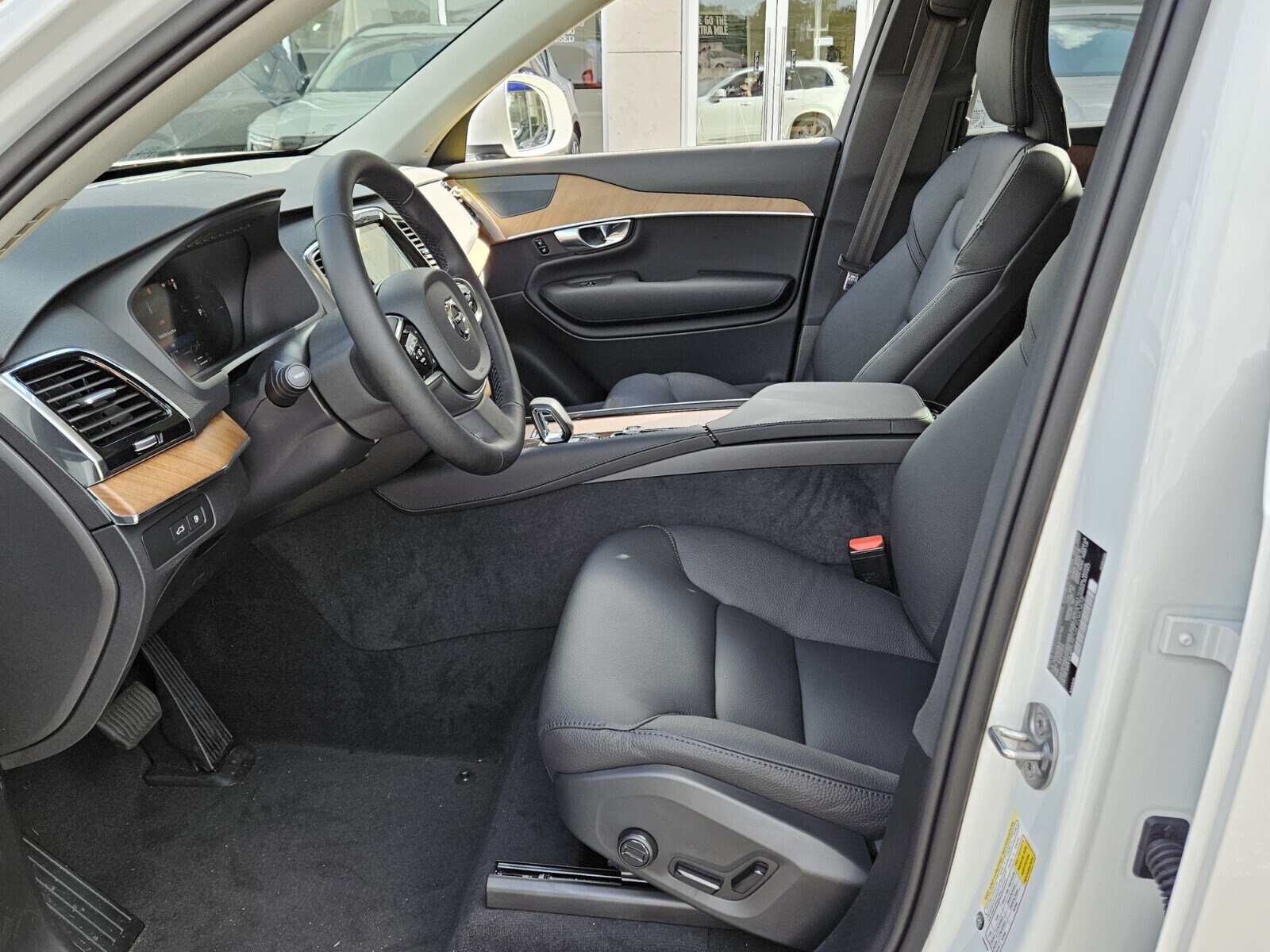 2025 Volvo XC90 T8 Plus photo 2
