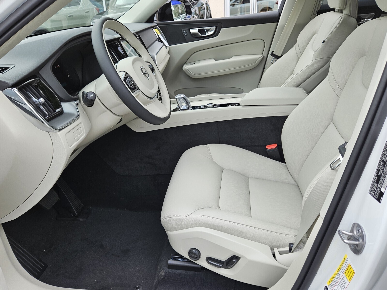 2025 Volvo XC60 Hybrid T8 Plus photo 2