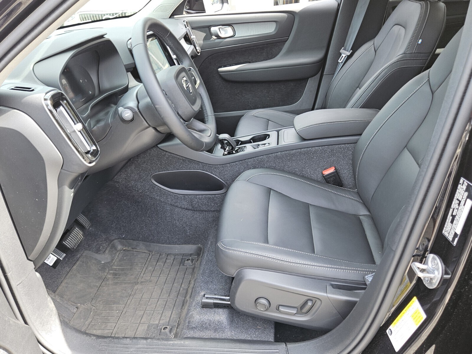 2025 Volvo XC40 Core photo 2
