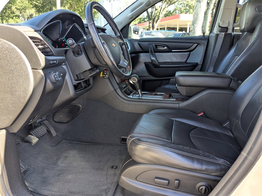 2014 Chevrolet Traverse 2LT photo 2