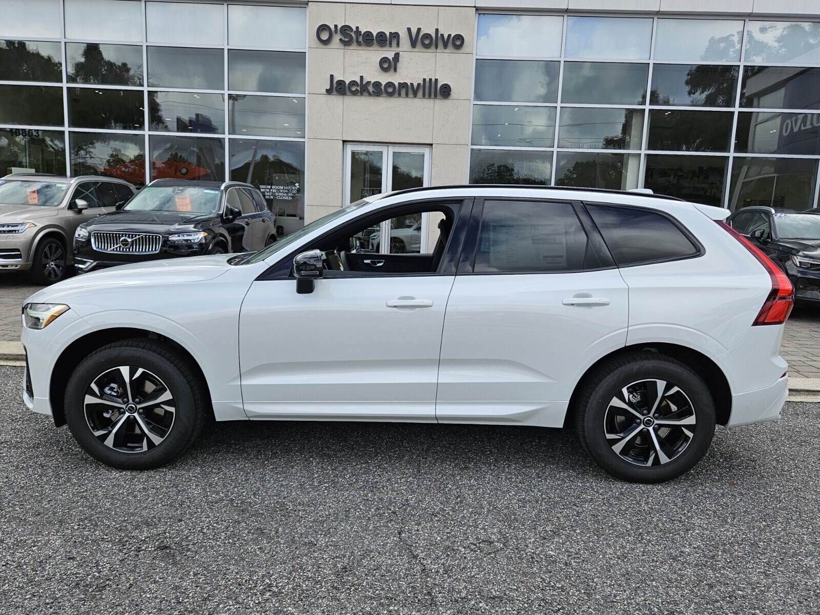 2026 Volvo XC60 B5 Core photo 3