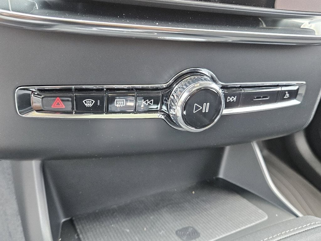 2025 Volvo XC90 Plus - Photo 32