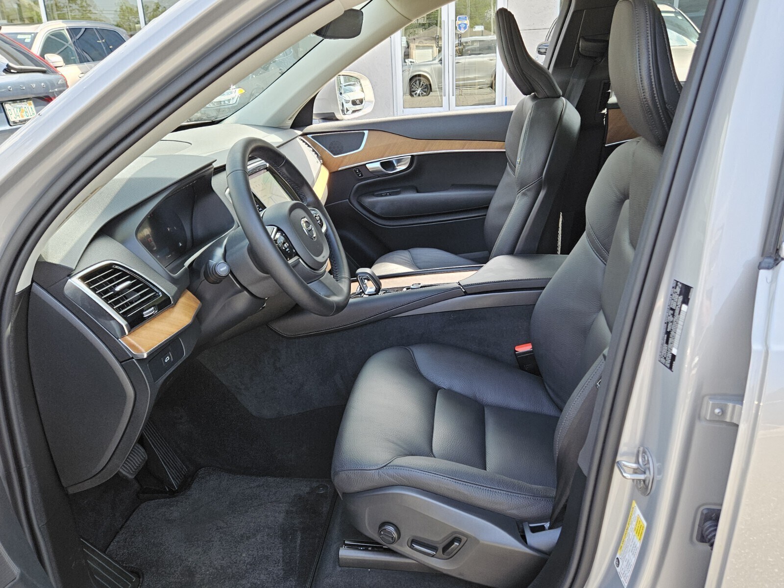 2025 Volvo XC90 Plus photo 3