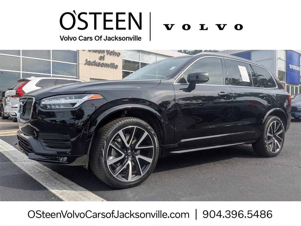 2022 Volvo XC90 Momentum's photo