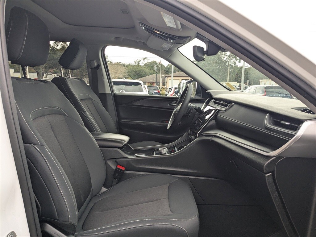 Used 2024 Jeep Grand Cherokee Laredo SUV