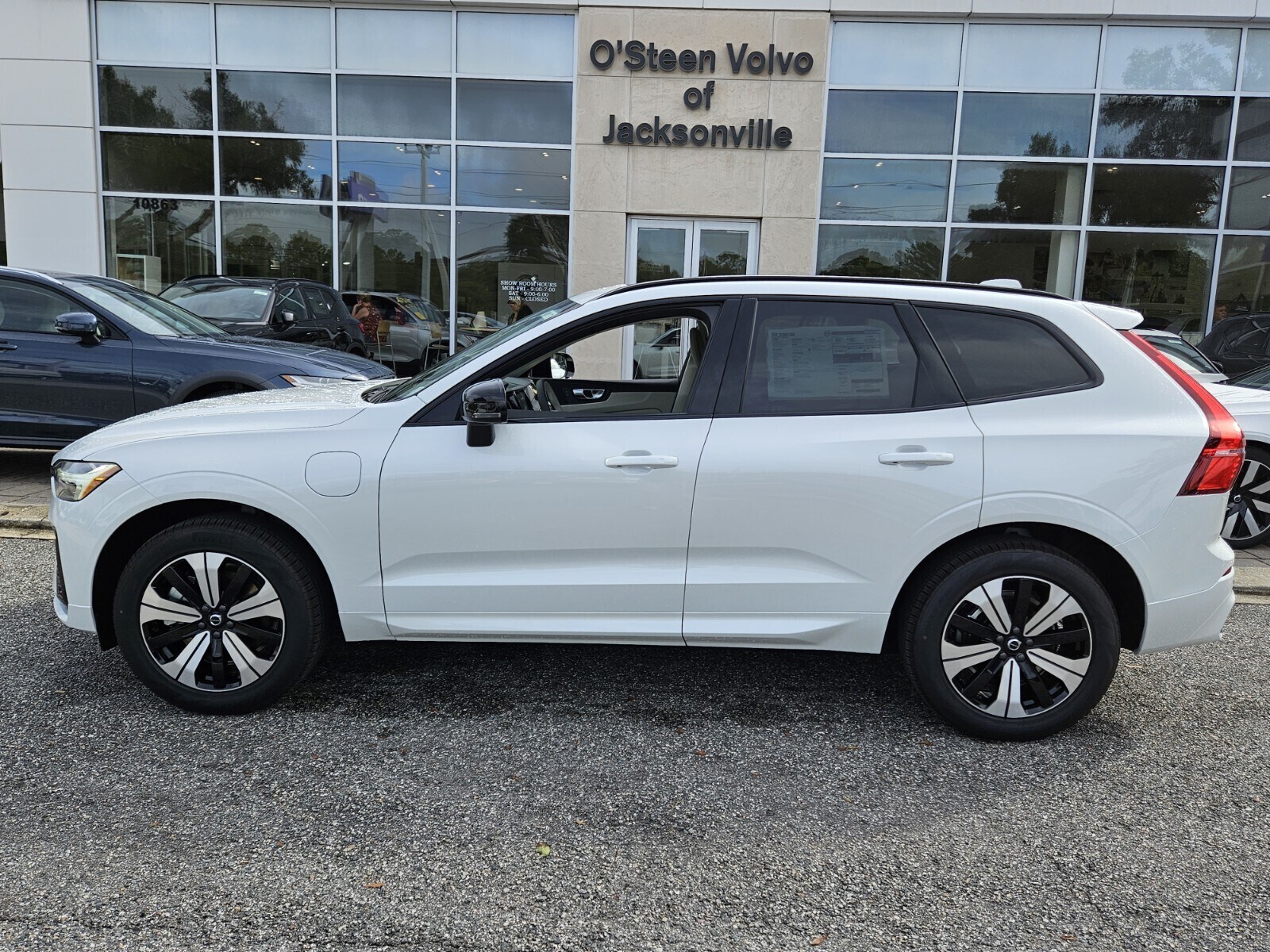 2025 Volvo XC60 Hybrid T8 Core photo 3
