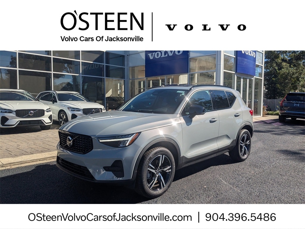 2026 Volvo XC40 Core's photo