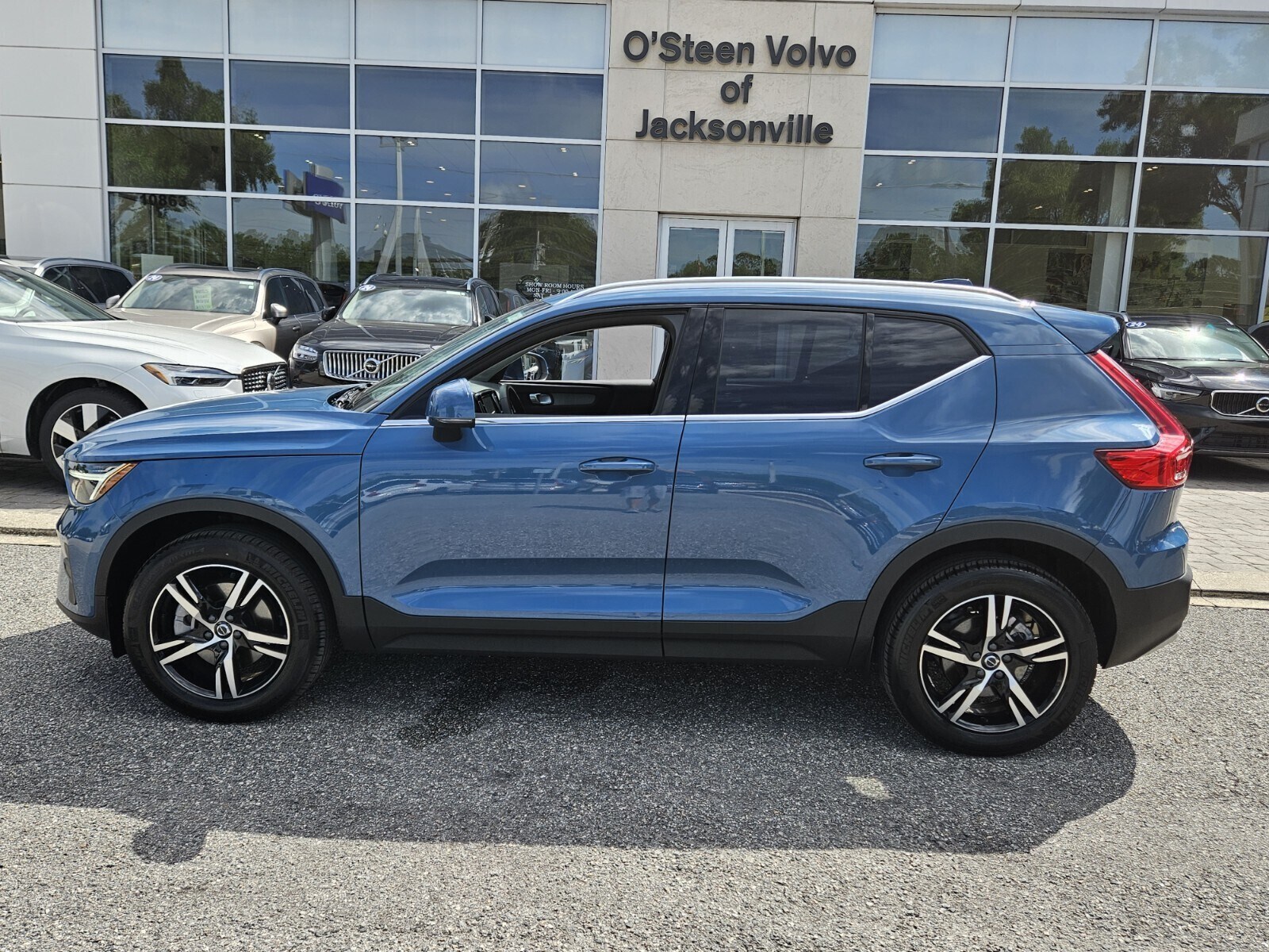 2025 Volvo XC40 Core photo 3