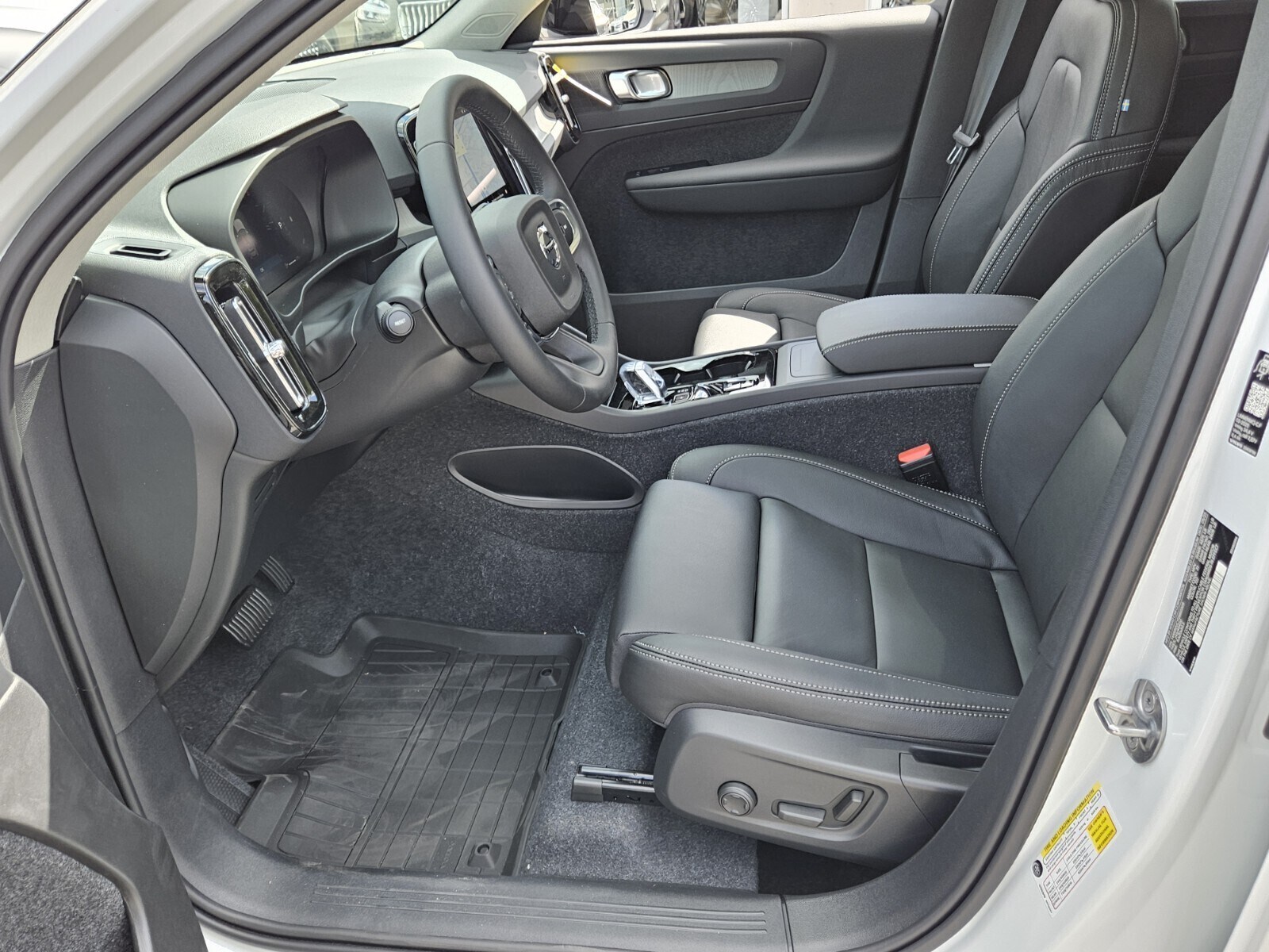 2026 Volvo XC40 Plus photo 2