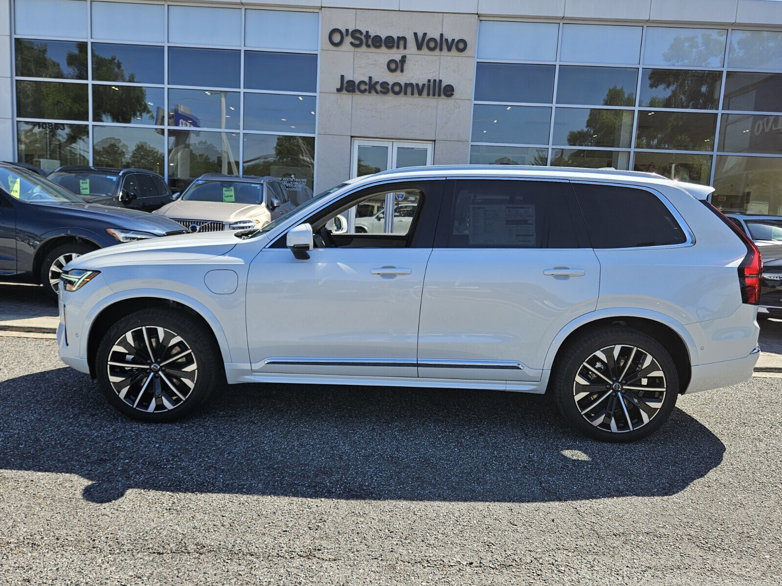 2025 Volvo XC90 T8 Plus photo 3