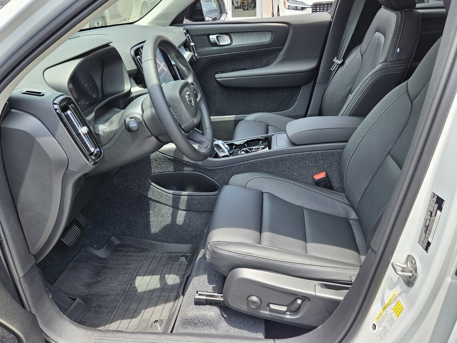 2025 Volvo XC40 Plus photo 2