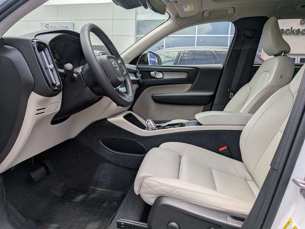 Certified 2025 Volvo XC40 B5 Plus Dark Theme SUV