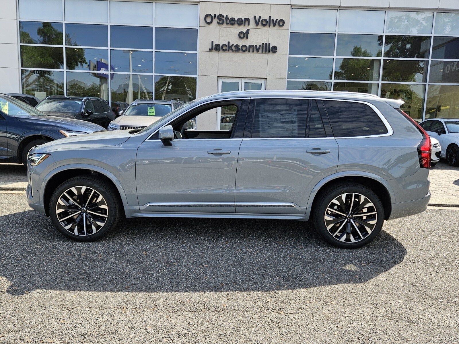 2025 Volvo XC90 B5 Plus photo 3