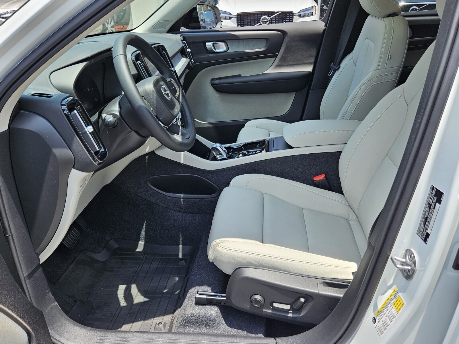 2025 Volvo XC40 Plus photo 2