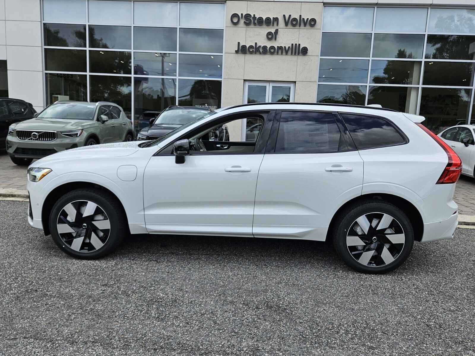 2025 Volvo XC60 Hybrid T8 Plus photo 3