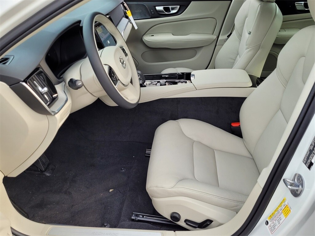 2024 Volvo S60 T8 Plus photo 2